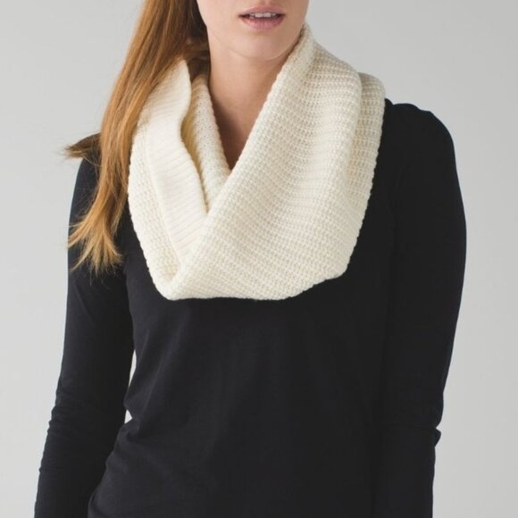 Lululemon Falling Freely Neck Warmer